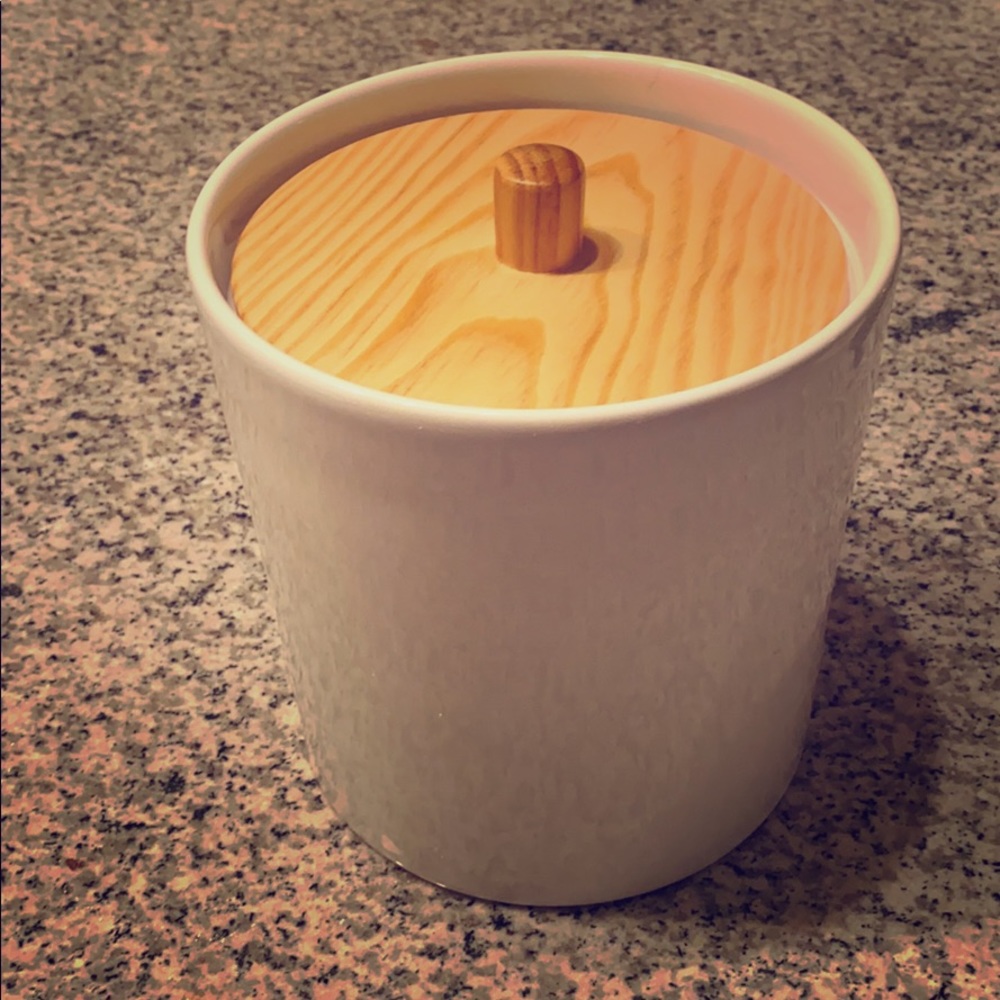 Earthenware storage canister